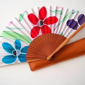 Soie main en soie peinte à la main-mariage main fan-cadeaux-demoiselles d'honneur-cadeau pour femme-cadeau pour maman-femme-case cuir