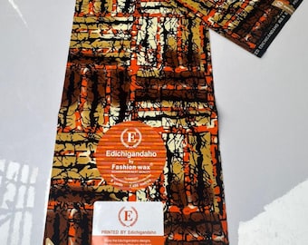 以下が含まれることがあります： オレンジ、黒、金色の模様の生地が2枚。ラベルには「Edichigandaho by Fashion Wax」と「Printed by Edichigandaho」と書かれている。ラベルには、「Edichigandahoのデザインをお楽しみください。Edichigandahoは、デザイン、生地、仕上げの最高のバリエーションを提供しています。Edichigandahoの生地は、より長く使用できるように設計されています。」というテキストも含まれています。