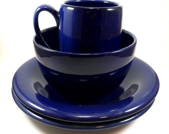 Juego de 4 piezas de vajilla Tabletops Unlimited España: platos, cuencos y taza de café, color azul vintage pintado a mano.