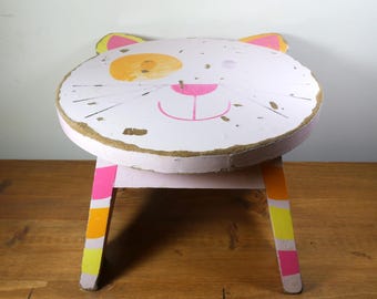 Taburete de madera rosa con forma de gato, 19 cm de alto, 30 cm de diámetro, estilo vintage, para niños, con gatitos y motivos folclóricos.