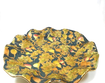 Plato chino de cloisonné con borde ondulado y relieve de hojas de oro y frutas, estilo vintage, 25 cm de diámetro.