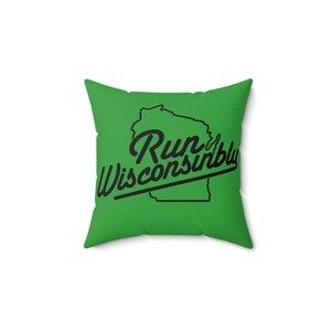 Peut inclure: Coussin carré vert avec l'inscription "Run Wisconsinbly" en écriture noire et un contour noir de l'État du Wisconsin. Le coussin est de couleur verte unie.