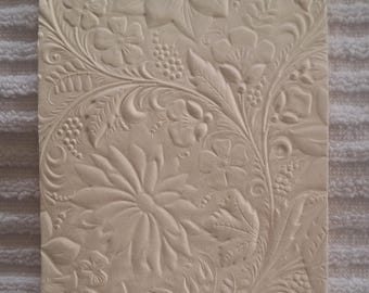 Tovaglioli di carta per ospiti con motivo a margherite e gigli in rilievo, formato 10 x 20 cm, confezione da 50 pezzi.