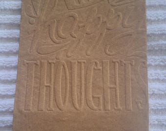 Tovaglioli di carta per ospiti con scritta in rilievo "THINK HAPPY THOUGHTS", formato 10 x 20 cm, confezione da 50 pezzi.