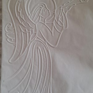 Pu&ograve; includere: Carta bianca in rilievo raffigurante un angelo che suona la tromba. L'angelo ha grandi ali e un'aureola. Il disegno &egrave; dettagliato con linee curve e un bordo decorativo di piccoli cerchi nella parte inferiore. Un oggetto religioso o decorativo.