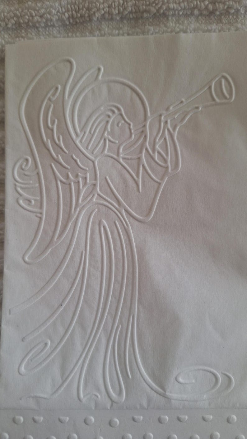 Pu&ograve; includere: Carta bianca in rilievo raffigurante un angelo che suona la tromba. L'angelo ha grandi ali e un'aureola. Il disegno &egrave; dettagliato con linee curve e un bordo decorativo di piccoli cerchi nella parte inferiore. Un oggetto religioso o decorativo.