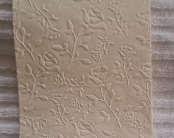 Tovaglioli di carta per ospiti con motivo a rose in rilievo, formato 10 x 20 cm, confezione da 50 pezzi.