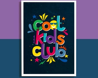 Cool Kids Club - Färgglad väggkonst på blått/svart, Typografisk affischtryck, Barnrum, Lekrum
