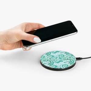 Cargador inalámbrico de camuflaje verde, cargador portátil para teléfono, accesorios tecnológicos, base de carga inalámbrica retro, regalo para él, decoración de escritorio de oficina