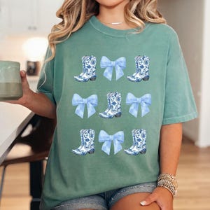 Bottes chinoises et noeuds bleus coquette t-shirt teint en pièce, t-shirt de style vintage, chemise d'inspiration asiatique, chemise d'artiste unique