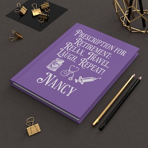 Puede incluir: Diario morado con el texto "Prescription for Retirement: Relax, Travel, Laugh, Repeat!" y el nombre "Nancy" en letras blancas. El diario tiene un estetoscopio, un frasco de píldoras y una jeringa como gráfico.
