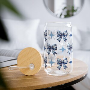 Vaso con sorbo con lazo chinoiserie azul: Coquette Drinkware, 16 oz
