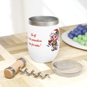 Wczuj się w świąteczny nastrój dzięki tej zabawnej szklaneczce do wina Elf - idealny prezent dla miłośników wina, czas na szklankę do wina Elf O'clock Somewhere