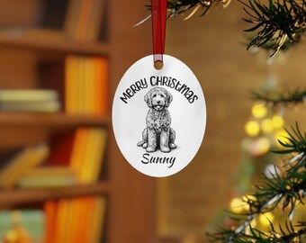 Può includere: Addobbo natalizio in ceramica bianca con un'illustrazione in bianco e nero di un barboncino seduto. L'addobbo riporta la scritta "Buon Natale" e "Sunny".