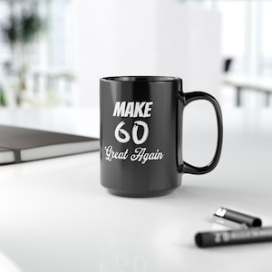 Tasse noire Make 60 Great Again Birthday, cadeau 15 oz pour le 60e anniversaire né en 1965 Tasse à café 60e anniversaire pour lui, 60e anniversaire pour elle