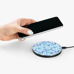 Cargador inalámbrico de camuflaje azul, cargador portátil para teléfono, accesorios tecnológicos, base de carga inalámbrica retro, regalo para él, decoración de escritorio de oficina