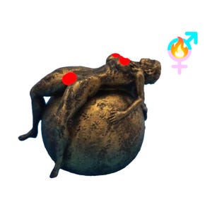 Puede incluir: Una escultura de color bronce de una figura reclinada sobre una esfera. La figura está en una pose relajada, con una pierna extendida y los brazos sobre la esfera. La escultura tiene una superficie texturizada.