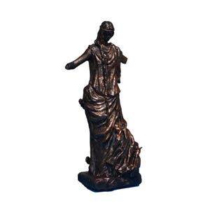 Puede incluir: Estatua de bronce de una figura femenina drapeada con los brazos extendidos. La escultura clásica tiene brazos faltantes y se apoya sobre una pequeña base cuadrada. La ropa de la figura está detallada con pliegues y texturas.