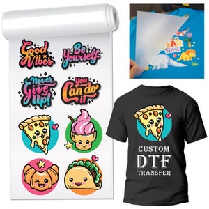 Puede incluir: Un rollo de hojas de transferencia DTF (Direct to Film) con dise&ntilde;os coloridos. Incluye frases motivacionales como "Good Vibes" e ilustraciones de comida lindas. Tambi&eacute;n se muestra una camiseta azul con un dise&ntilde;o de dinosaurio y una camiseta negra con un gr&aacute;fico de pizza.
