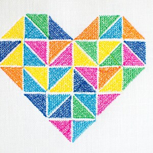 Könnte beinhalten: Ein farbenfrohes herzförmiges Design aus gestickten Dreiecken in Blautönen, Grün, Gelb, Orange und Rosa.