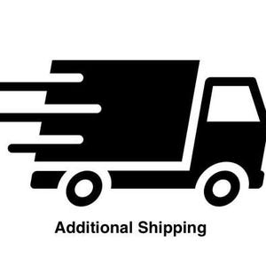 Può includere: Un'icona nera di un camion per le consegne con tre linee di movimento orizzontali che si estendono dal lato sinistro del vano di carico. Il testo "Additional Shipping" è stampato in nero sotto la grafica del camion.