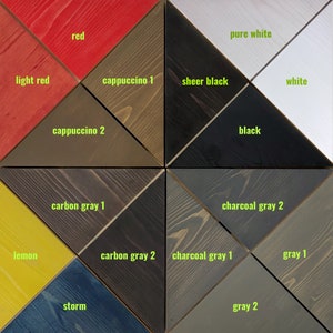 Puede incluir: Una paleta de colores con varias muestras de tinte para madera. Las muestras est&aacute;n dispuestas en formas triangulares, mostrando colores como rojo, blanco, negro, gris y marr&oacute;n. Cada muestra est&aacute; etiquetada con su nombre de color respectivo, proporcionando una referencia visual clara.