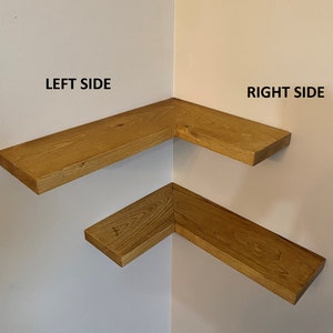 Op de afbeelding: Twee L-vormige houten hoekplanken gemonteerd aan een muur. De planken hebben een natuurlijke houtnerfafwerking. De tekst LEFT SIDE staat boven het linkergedeelte van de bovenste plank en de tekst RIGHT SIDE boven het rechtergedeelte.