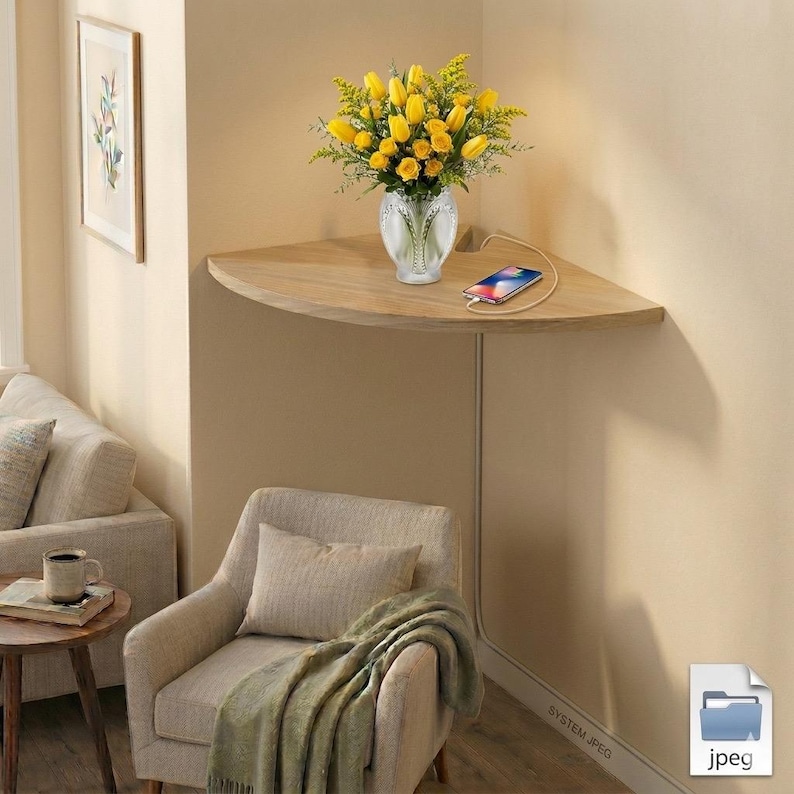Puede incluir: Una estanter&iacute;a de esquina con un jarr&oacute;n de tulipanes amarillos y un smartphone cargando. El jarr&oacute;n es transparente con un dise&ntilde;o decorativo. La estanter&iacute;a es de madera clara. Debajo de la estanter&iacute;a hay un sill&oacute;n beige con una manta verde.