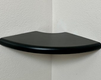 Półka narożna sosnowa zaokrąglona z otworem na kabel, DreamShelves