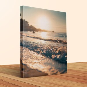 Serene Ocean Sunset Canvas Wrap, Küstenstrand Wandkunst, Malerische Meereswellen Leinwand, Warmer Sonnenuntergang Landschaftsdruck, Wohndekor