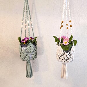 Makramee Blumenampel im Boho Style,  Geschenkidee Makramee, Stilvolle Wohnzimmer Deko, Pflanzenampel mit Holzring und Holzperlen, Muttertag