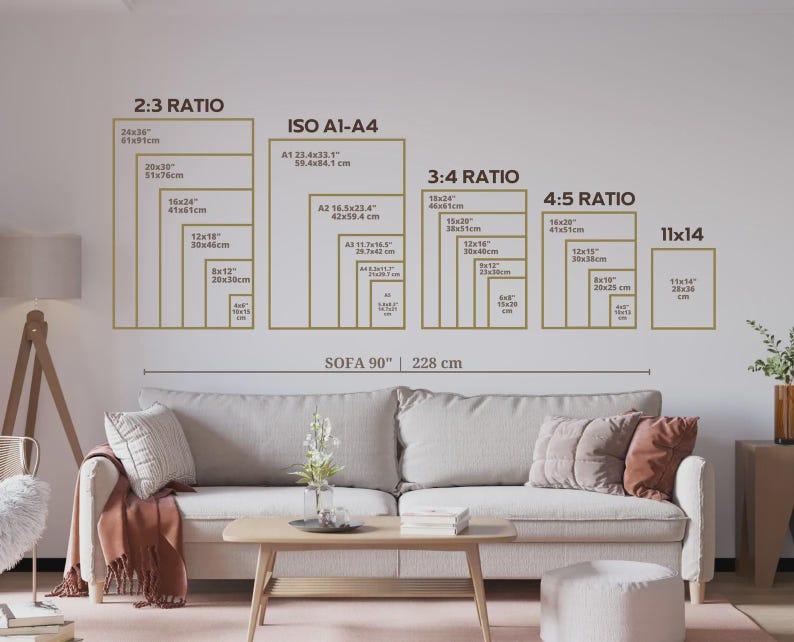 Peut inclure: Un affichage mural pr&eacute;sentant diff&eacute;rentes tailles et ratios d'impression, dont 2:3, ISO A1-A4, 3:4, 4:5 et 11x14. Les tailles sont indiqu&eacute;es en pouces et en centim&egrave;tres. Un canap&eacute;, une table basse et des &eacute;l&eacute;ments de d&eacute;coration sont au premier plan.