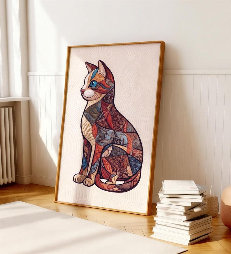 Peut inclure: Impression artistique encadr&eacute;e repr&eacute;sentant un chat stylis&eacute;. Le chat est assis, avec un motif patchwork rouge, bleu et marron. L'&oelig;uvre est sur fond cr&egrave;me, encadr&eacute;e dans un cadre en bois marron clair. L'impression est pos&eacute;e sur un sol en bois.