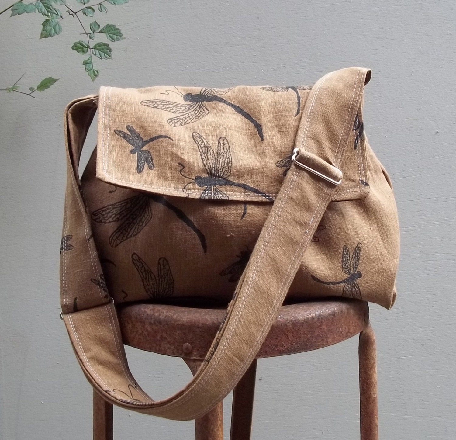 medium sized messenger bag