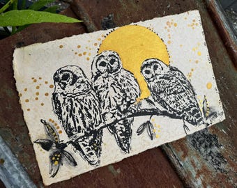 Susurros del búho barrado de la luna dorada - Pintura e impresión original