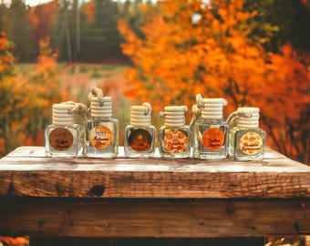 Könnte beinhalten: Sechs kleine Glasflaschen mit Korkstopfen und Schnurhaltern. Jede Flasche hat ein anderes Herbst-Label mit dem Text "Coffee House", "Autumn Glow", "Maple & Spice", "Pumpkin Spice", "Yellow Brown" und "Pumpkin Dreamcatcher".