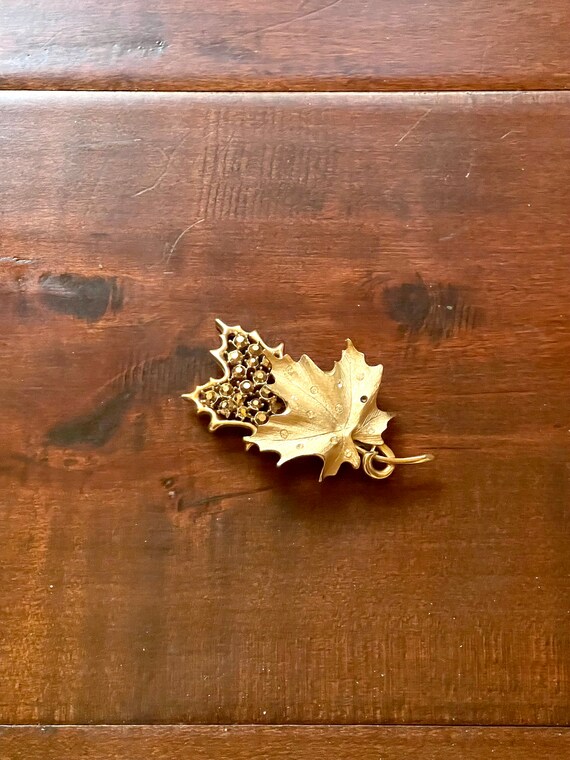 Brooch Sarah Coventry Vintage Gold Tone Maple Lea… - image 1