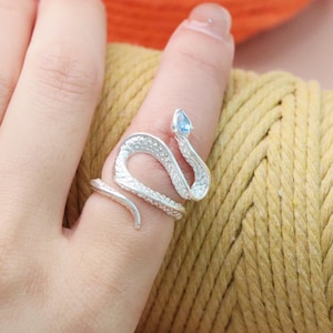 Adjustable Snake Yarn Tension Ring – Crochet Knitting Tool