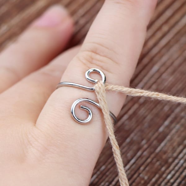 Adjustable Spiral Crochet Hook Ring – Yarn Guide Tool