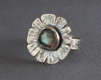 Labradorite Ring, Flower Ring, Labradorite Silver Ring, pretty Labradorite Ring