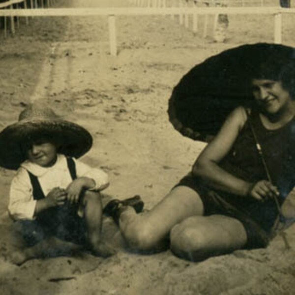 photo vintage 1927 Flapper Mother Parasol Son at Wildwood NJ 15 J