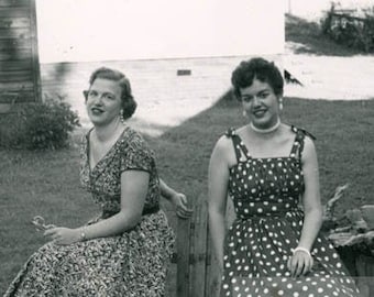 Vintage Snapshot 1954 Due Giovani Belle Donne in Abito Completo Mezzo Secolo Stile Stile Bizzarro braccio 26 V