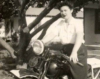 vintage photo 1945 Tamara Hunt Rides Huskavarna Motorcycle Biker Chick 53 N