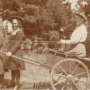 ヴィンテージ写真 1909年 庭の荷馬車に乗る女性 年上の少女たちが馬の役を演じる 72 G