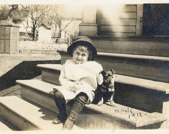 Vintage Foto 1911 Kleines Mädchen auf Porch Steps w ihr Terrier Welpe Hund Boone Iowa68 H