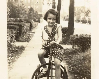 Vintage Photo Americana 1930er Jahre Foto Mädchen Reiten Antik Dreirad Velocipede Polka Dot Overalls 11N