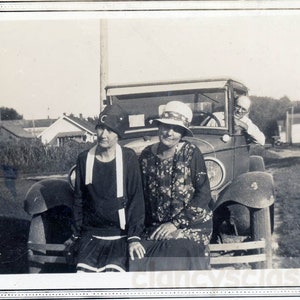 vintage photo 1929 Flapper Women Sit Bumper of Car Man Head out Window 37 K