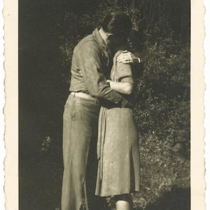 Foto de época de 1945. Pareja abrazándose y besándose. 63 X