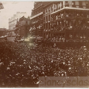 vintage photo 1900 May London Crowds Queen Victoria St Relief Mafeking Royalty Boer War 2fotos 66P