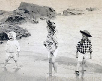 Camisa de cuadros vichy para niños de la época eduardiana de principios del siglo XX, estilo vintage, con sombrero de paja para el sol, en cartón rígido, 10x8